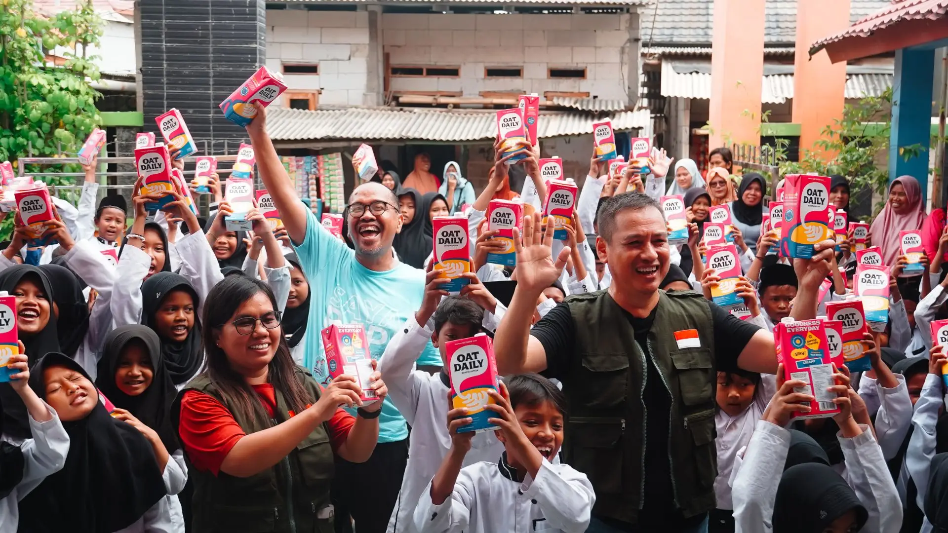 Berita - Pembagian susu gratis "Oat Daily" & RAPI untuk membangun Generasi Emas Indonesia - RAPI | Relawan Pemimpin Indonesia