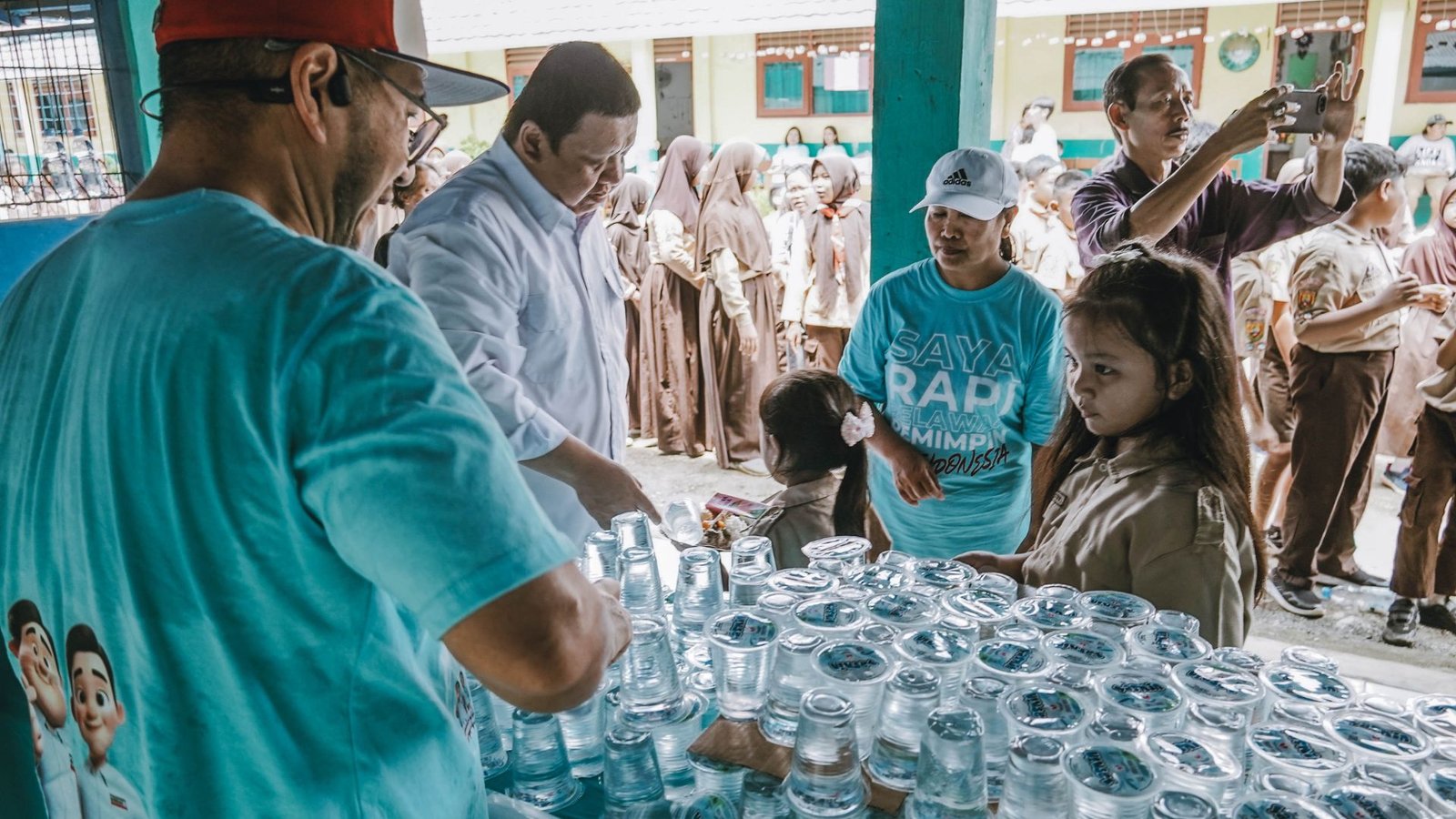 Berita - #Gerakan10000WargaSehat, pembagiaan makan sehat dan susu gratis di Sekolah Bukit Gloria, Bogor - RAPI | Relawan Pemimpin Indonesia