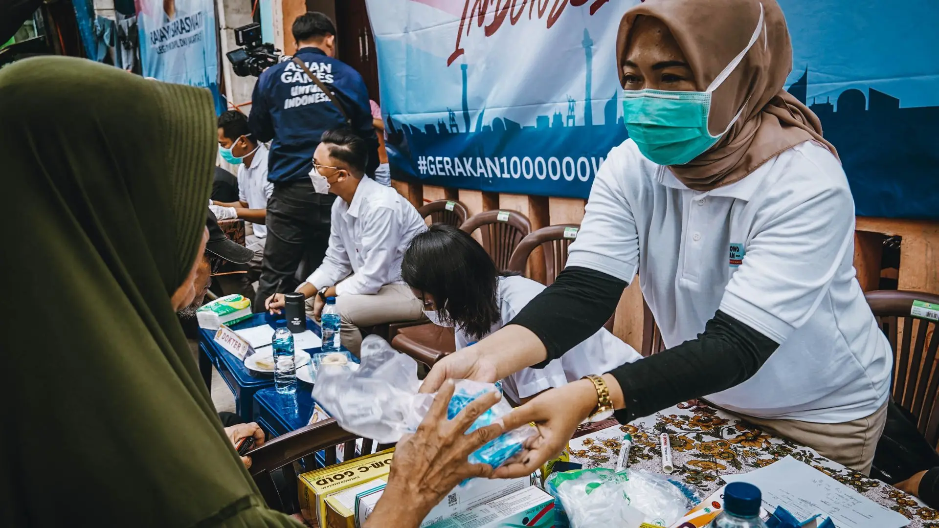 Berita - Gerakan 1000 Warga Sehat melalui pemberian bantuan minyak & pengobatan gratis di Muara Baru - RAPI | Relawan Pemimpin Indonesia